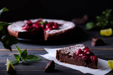 Ahşap bir masada kiraz ile çikolata Clafouti. Fransız lezzetli tatlı.