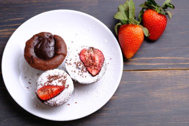 Tatlı çikolata Fondant. Çikolatalı fondan dondurma, çilek ve espresso bir kepçe ile hizmet vermiştir. Mükemmel tatlı