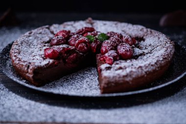 Ahşap bir masada kiraz ile çikolata Clafouti. Fransız lezzetli tatlı.