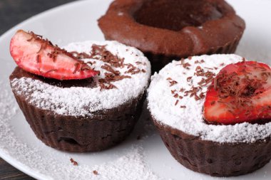 Tatlı çikolata Fondant. Çikolatalı fondan dondurma, çilek ve espresso bir kepçe ile hizmet vermiştir. Mükemmel tatlı