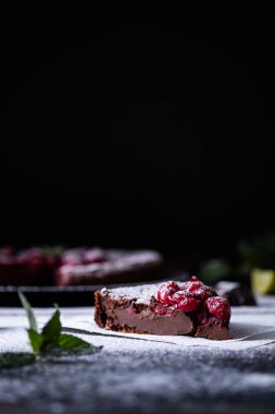 Ahşap bir masada kiraz ile çikolata Clafouti. Fransız lezzetli tatlı.