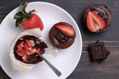 Tatlı çikolata Fondant. Çikolatalı fondan dondurma, çilek ve espresso bir kepçe ile hizmet vermiştir. Mükemmel tatlı