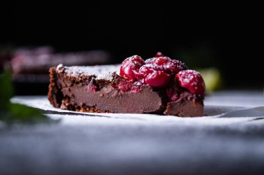 Ahşap bir masada kiraz ile çikolata Clafouti. Fransız lezzetli tatlı.