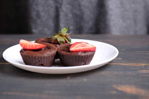 Tatlı çikolata Fondant. Çikolatalı fondan dondurma, çilek ve espresso bir kepçe ile hizmet vermiştir. Mükemmel tatlı