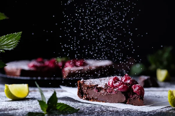 Ahşap bir masada kiraz ile çikolata Clafouti. Fransız lezzetli tatlı.
