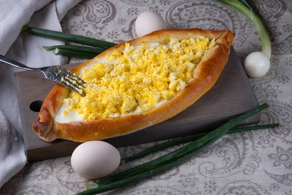 Riempimento Misto Khachapuri Adzhar Ripieno Formaggio Uova Burro Torta Forno — Foto Stock