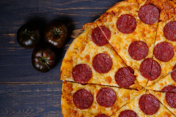 Pizza Pepperoni Pizza Clássica Com Molho Tomate Queijo Salsichas Picantes — Fotografia de Stock