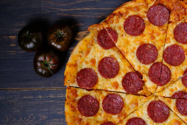 Pizza Pepperoni Klasyczna Pizza Sosem Pomidorowym Serem Pikantnymi Kiełbasami Domowej — Zdjęcie stockowe