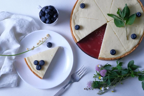 ブルーベリーのクラシックチーズケーキ — ストック写真