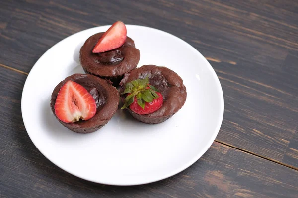 Tatlı çikolata Fondant. Çikolatalı fondan dondurma, çilek ve espresso bir kepçe ile hizmet vermiştir. Mükemmel tatlı