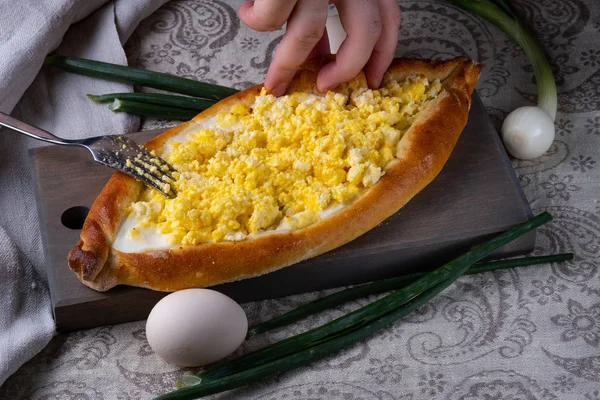 Quell Uomo Sta Mangiando Khachapuri Ajar Ripieno Formaggio Uova Burro — Foto Stock