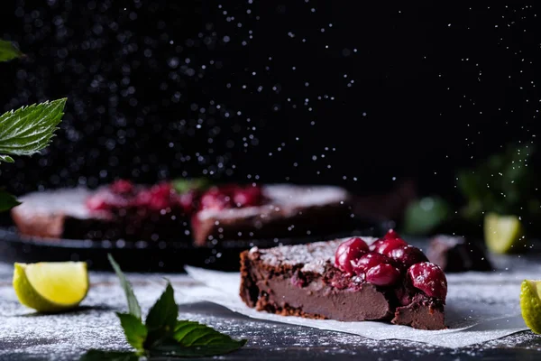 Schokoladenclafouti Mit Kirschen Auf Einem Holztisch Französisches Dessert — Stockfoto