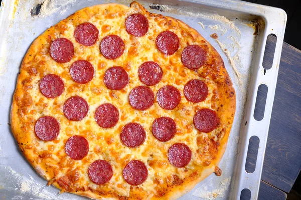 Pizza Pepperoni Klasyczna Pizza Sosem Pomidorowym Serem Pikantnymi Kiełbasami Domowej — Zdjęcie stockowe