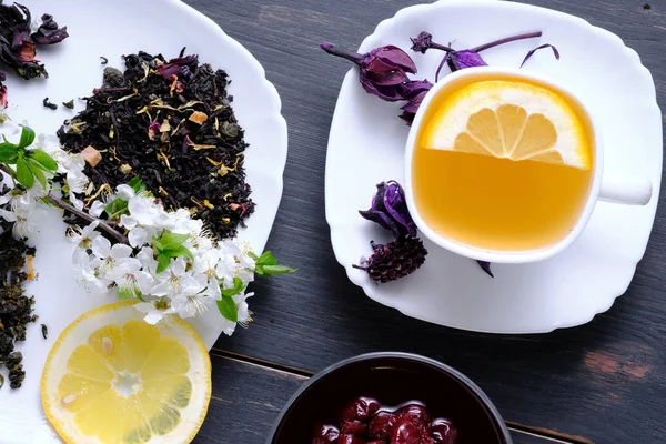 Grönt Vit Kopp Tallrik Med Sylt Och Körsbärsblommor Stilleben Trä — Stockfoto