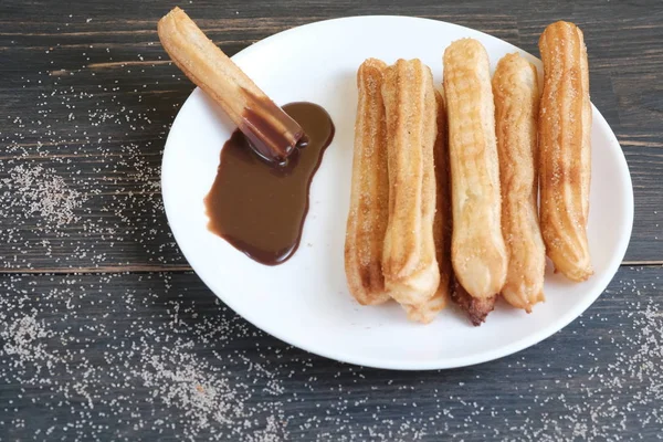 Bir grup Ispanyol churros ve çikolata. Şeker, tarçın ve çikolata ile İspanyol tatlı churros