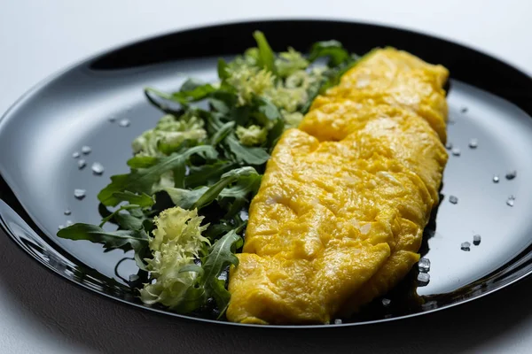 Ketogenik diyet. Lezzetli ve sağlıklı kahvaltı: Fransız omlet ve roka ile taze salata.