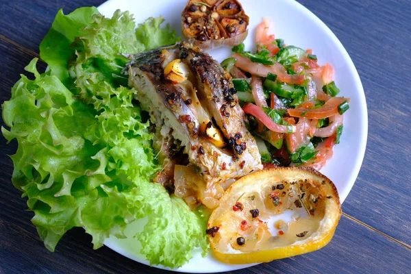 Baked Fish Oven Lemon Garlic Spices Herbs Serving Fish Carp — Stock Photo, Image