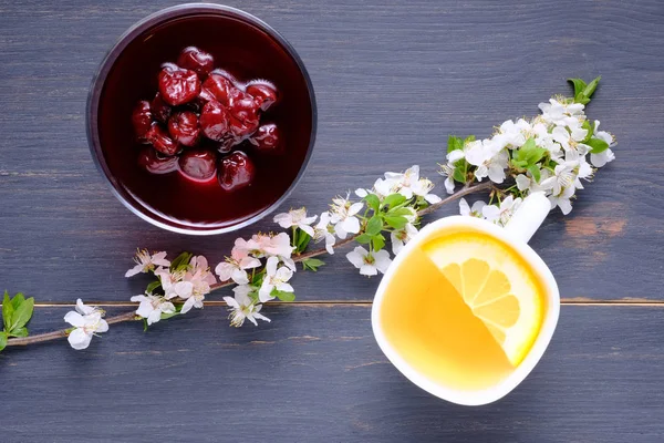 Grönt Vit Kopp Tallrik Med Sylt Och Körsbärsblommor Stilleben Trä — Stockfoto