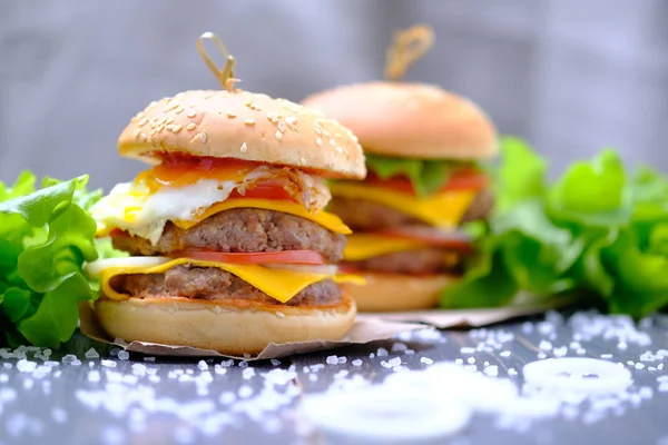 İki pirzola ile klasik Amerikan cheeseburgerleri. Farklı biber ve marul çeşitleri ile dekore edilmiş Cheeseburgerler. 