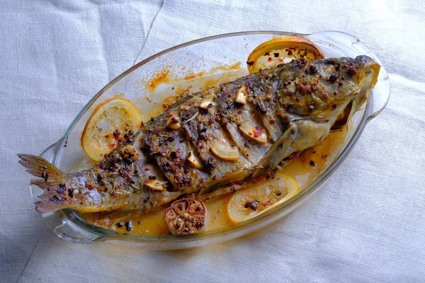 Baked Fish Oven Lemon Garlic Spices Herbs Carp Served Dish — Stock Photo, Image