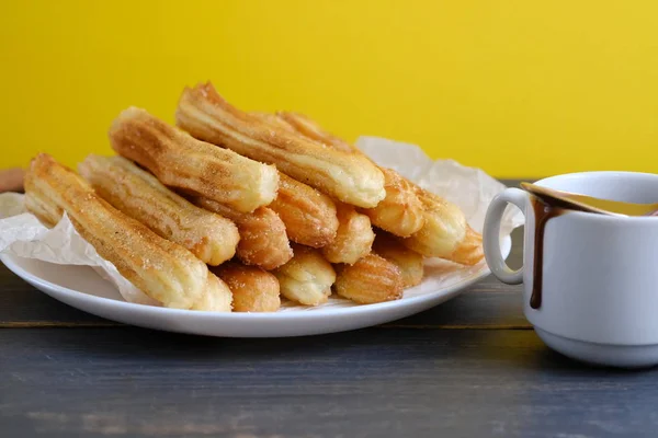 Bir grup Ispanyol churros ve çikolata. Şeker, tarçın ve çikolata ile İspanyol tatlı churros