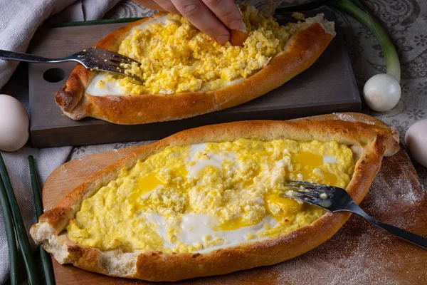 Due Persone Mangiano Adzhar Khachapuri Ripieno Formaggio Uova Burro Torta — Foto Stock