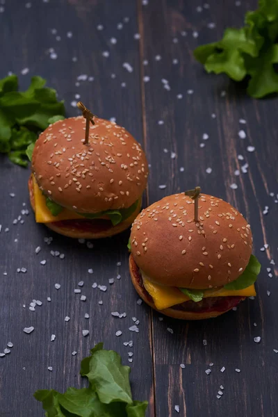 Dois Cheeseburgers Americanos Com Costeleta Queijo Legumes Hambúrgueres Uma Mesa — Fotografia de Stock