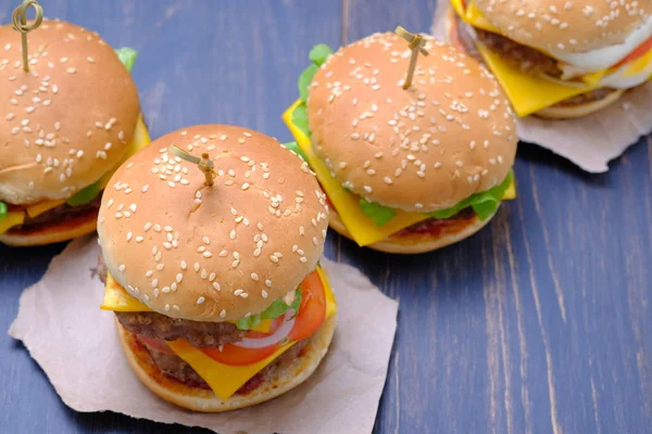 Klassieke Amerikaanse Cheeseburgers Met Twee Karbonades Cheeseburgers Versierd Met Verschillende — Stockfoto