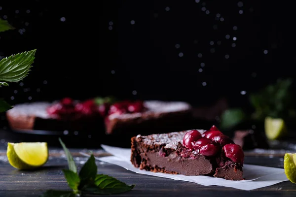 Schokoladenclafouti Mit Kirschen Auf Einem Holztisch Französisches Dessert — Stockfoto
