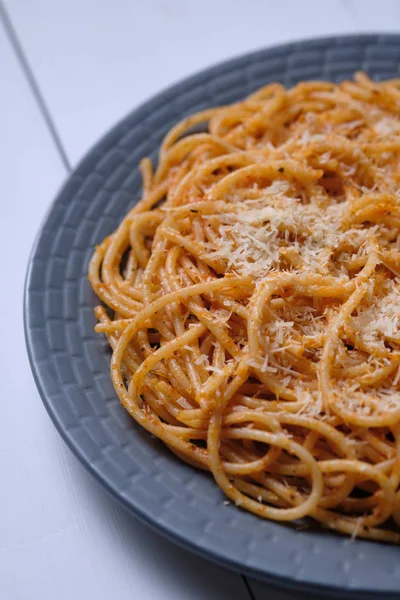 Spaghetti Met Tomatensaus Parmezaanse Kaas Pasta Een Witte Houten Tafel — Stockfoto