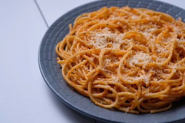 Spaghettis Avec Sauce Tomate Parmesan Pâtes Sur Une Table Bois — Photo