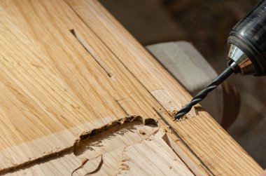 Katı meşe merdivenlerde delik açma