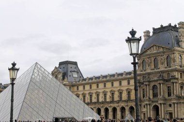 Louvre Louvre Müzesi'bina bakış. Louvre Müzesi dünya çapında en büyük ve en çok ziyaret edilen müzelerinden biridir. Çamaşır makinesi Cam Piramit da Louvre'da