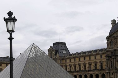 Louvre Louvre Müzesi'bina bakış. Louvre Müzesi dünya çapında en büyük ve en çok ziyaret edilen müzelerinden biridir. Çamaşır makinesi Cam Piramit da Louvre'da