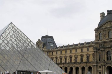 Louvre Louvre Müzesi'bina bakış. Louvre Müzesi dünya çapında en büyük ve en çok ziyaret edilen müzelerinden biridir. Çamaşır makinesi Cam Piramit da Louvre'da