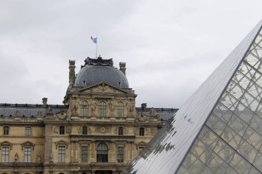 Louvre Louvre Müzesi'bina bakış. Louvre Müzesi dünya çapında en büyük ve en çok ziyaret edilen müzelerinden biridir. Çamaşır makinesi Cam Piramit da Louvre'da
