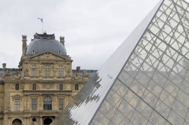 Louvre Louvre Müzesi'bina bakış. Louvre Müzesi dünya çapında en büyük ve en çok ziyaret edilen müzelerinden biridir. Çamaşır makinesi Cam Piramit da Louvre'da