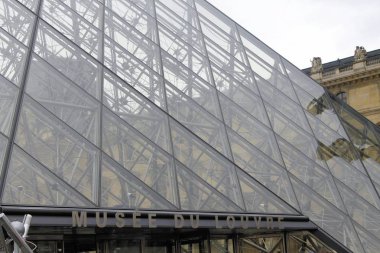 Louvre Louvre Müzesi'bina bakış. Louvre Müzesi dünya çapında en büyük ve en çok ziyaret edilen müzelerinden biridir. Çamaşır makinesi Cam Piramit da Louvre'da