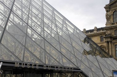 Louvre Louvre Müzesi'bina bakış. Louvre Müzesi dünya çapında en büyük ve en çok ziyaret edilen müzelerinden biridir. Çamaşır makinesi Cam Piramit da Louvre'da