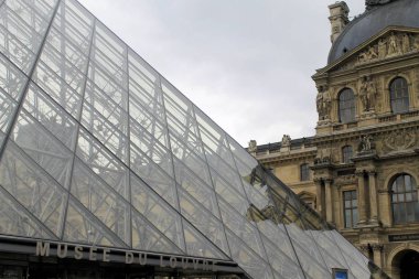 Louvre Louvre Müzesi'bina bakış. Louvre Müzesi dünya çapında en büyük ve en çok ziyaret edilen müzelerinden biridir. Çamaşır makinesi Cam Piramit da Louvre'da