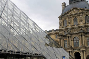 Louvre Louvre Müzesi'bina bakış. Louvre Müzesi dünya çapında en büyük ve en çok ziyaret edilen müzelerinden biridir. Çamaşır makinesi Cam Piramit da Louvre'da