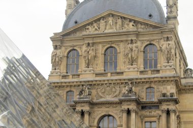 Louvre Louvre Müzesi'bina bakış. Louvre Müzesi dünya çapında en büyük ve en çok ziyaret edilen müzelerinden biridir. Çamaşır makinesi Cam Piramit da Louvre'da