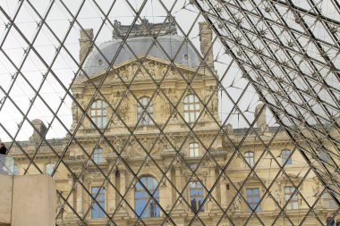 Louvre Louvre Müzesi'bina bakış. Louvre Müzesi dünya çapında en büyük ve en çok ziyaret edilen müzelerinden biridir. Çamaşır makinesi Cam Piramit da Louvre'da