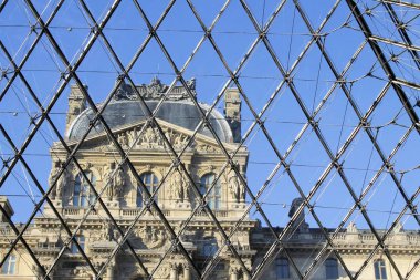 Louvre Louvre Müzesi'bina bakış. Louvre Müzesi dünya çapında en büyük ve en çok ziyaret edilen müzelerinden biridir. Çamaşır makinesi Cam Piramit da Louvre'da