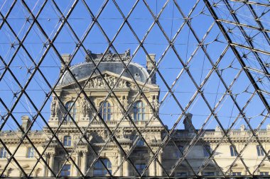 Louvre Louvre Müzesi'bina bakış. Louvre Müzesi dünya çapında en büyük ve en çok ziyaret edilen müzelerinden biridir. Çamaşır makinesi Cam Piramit da Louvre'da