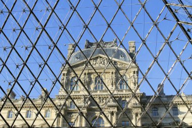 Louvre Louvre Müzesi'bina bakış. Louvre Müzesi dünya çapında en büyük ve en çok ziyaret edilen müzelerinden biridir. Çamaşır makinesi Cam Piramit da Louvre'da