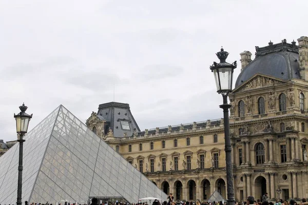 Louvre Louvre Müzesi'bina bakış. Louvre Müzesi dünya çapında en büyük ve en çok ziyaret edilen müzelerinden biridir. Çamaşır makinesi Cam Piramit da Louvre'da
