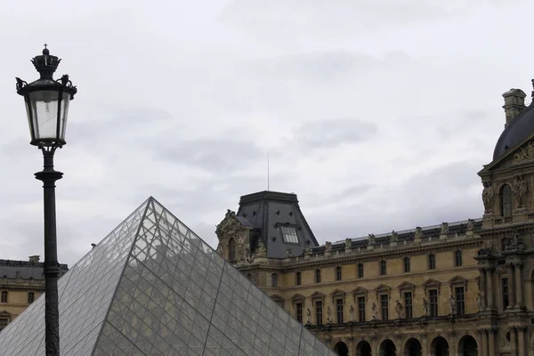 Louvre Louvre Müzesi'bina bakış. Louvre Müzesi dünya çapında en büyük ve en çok ziyaret edilen müzelerinden biridir. Çamaşır makinesi Cam Piramit da Louvre'da