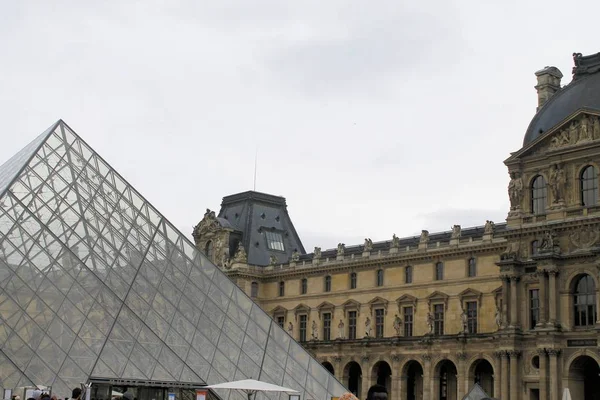 Louvre Louvre Müzesi'bina bakış. Louvre Müzesi dünya çapında en büyük ve en çok ziyaret edilen müzelerinden biridir. Çamaşır makinesi Cam Piramit da Louvre'da