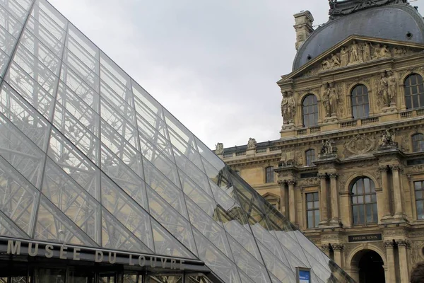 卢浮宫大厦的看法 卢浮宫是世界上规模最大 参观最多的博物馆之一 卢浮宫玻璃金字塔 — 图库照片